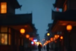 晨雾里的地栖鸟站在低矮草坡上，镜头贴近地面拍摄